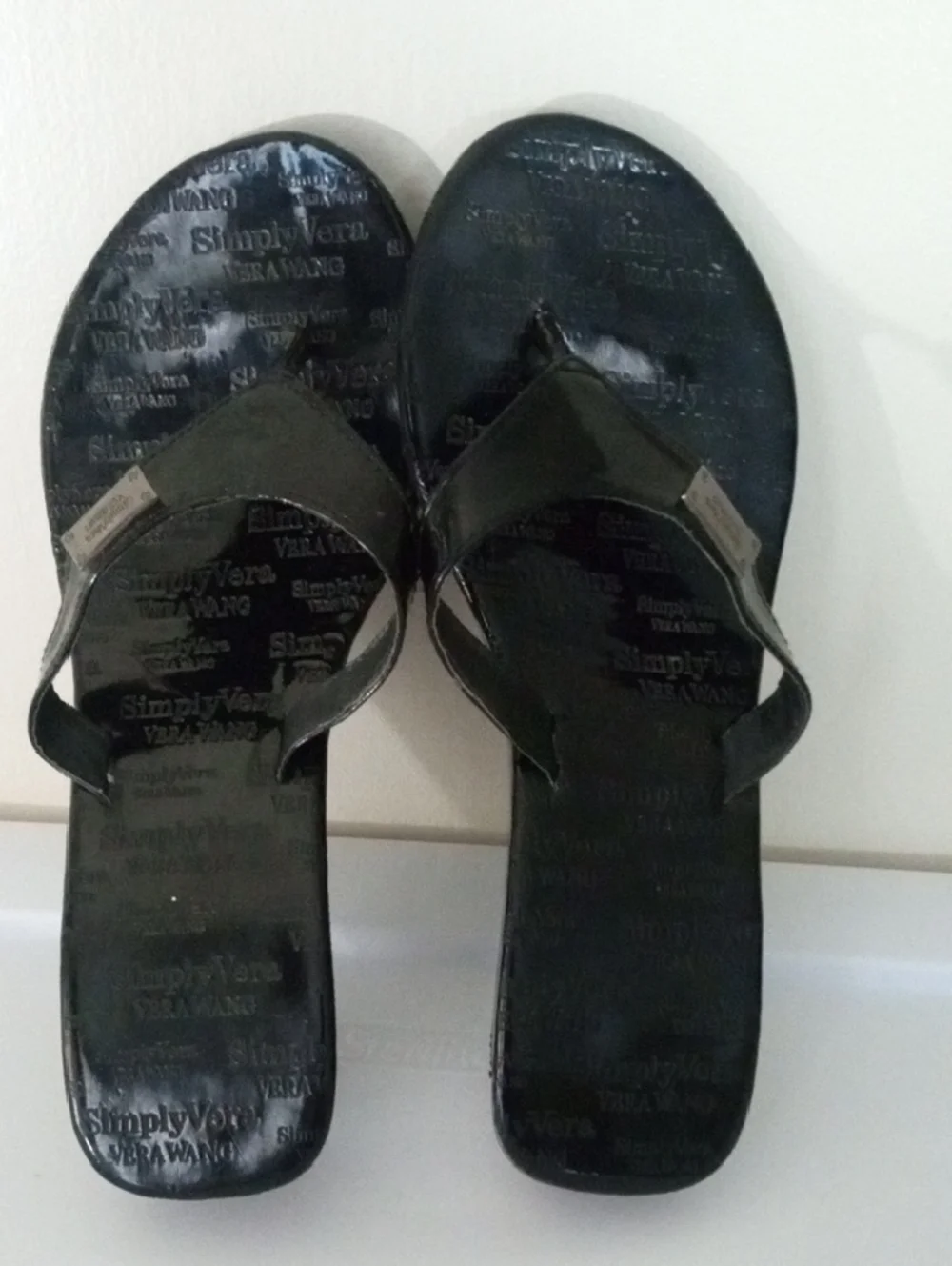 Simply Vera Vera Wang Wedge Slide Thong Black Sandals Flip Flops Lightweight - Picture 2 of 9